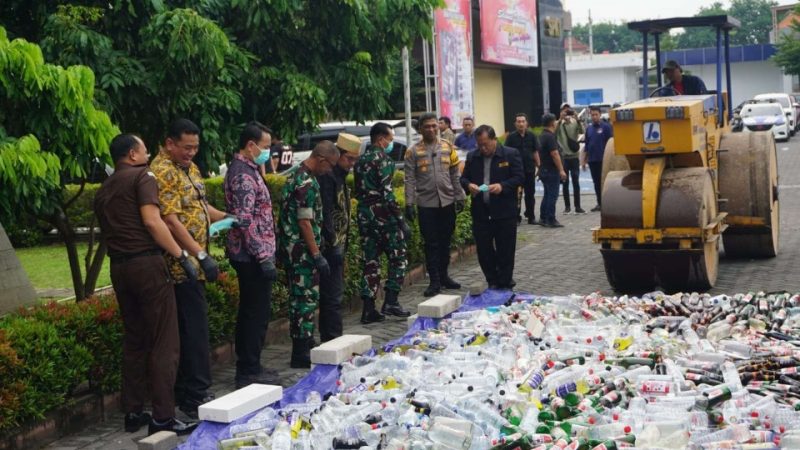 Foto : Kapolresta Sidoarjo bersama Forkopimda saat memusnahkan Barang Bukti.