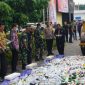 Foto : Kapolresta Sidoarjo bersama Forkopimda saat memusnahkan Barang Bukti. 