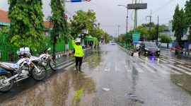 Foto : Bripda Achmad Fahrezi S., saat melakukan tindakan pengaturan arus lalu lintas