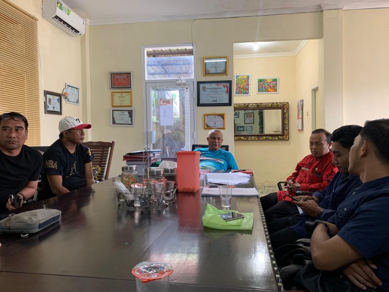 Foto : Koordinator Gerakan Pemuda Sumenep (Gerpas), Efendi Pradana saat bertemu Kepala Dinas Kebudayaan, Pemuda, Olahraga, dan Pariwisata (Budporapar) Sumenep, Moh. Ikhsan