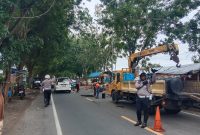 Foto : Tim Elang Satlantas Polres Sumenep siaga atur lintas saat ada perbaikan jalan tambal sulam di Jalan Raya Kalianget Desa Pabian Kecamatan Kota Sumenep. 