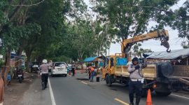 Foto : Tim Elang Satlantas Polres Sumenep siaga atur lintas saat ada perbaikan jalan tambal sulam di Jalan Raya Kalianget Desa Pabian Kecamatan Kota Sumenep. 