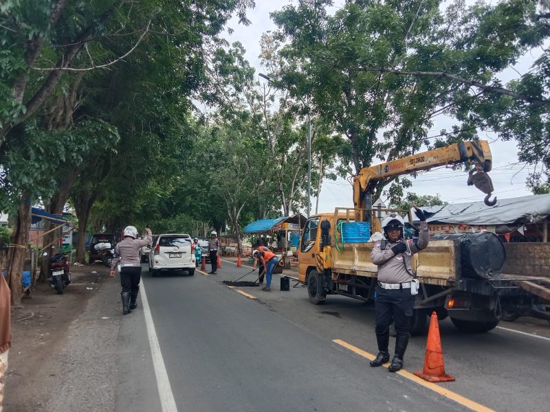 Foto : Tim Elang Satlantas Polres Sumenep siaga atur lintas saat ada perbaikan jalan tambal sulam di Jalan Raya Kalianget Desa Pabian Kecamatan Kota Sumenep. 