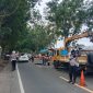 Foto : Tim Elang Satlantas Polres Sumenep siaga atur lintas saat ada perbaikan jalan tambal sulam di Jalan Raya Kalianget Desa Pabian Kecamatan Kota Sumenep. 