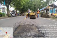 Foto : Tiga Petugas Bina Marga Balai Besar Pelaksanaan Jalan Nasional (BBPJN) Jawa Timur–Bali. Melalui Satuan Kerja Pelaksanaan Jalan Nasional Wilayah III Jawa Timur, perbaikan jalan raya Kalianget - Sumenep Desa Pabian Kecamatan Kota Sumenep. 
