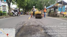 Foto : Tiga Petugas Bina Marga Balai Besar Pelaksanaan Jalan Nasional (BBPJN) Jawa Timur–Bali. Melalui Satuan Kerja Pelaksanaan Jalan Nasional Wilayah III Jawa Timur, perbaikan jalan raya Kalianget - Sumenep Desa Pabian Kecamatan Kota Sumenep. 