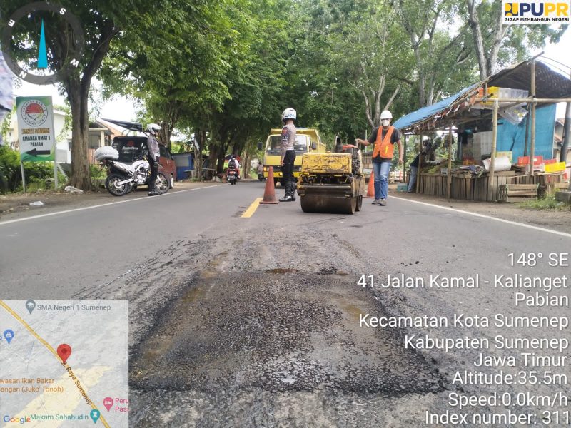 Foto : Tiga Petugas Bina Marga Balai Besar Pelaksanaan Jalan Nasional (BBPJN) Jawa Timur–Bali. Melalui Satuan Kerja Pelaksanaan Jalan Nasional Wilayah III Jawa Timur, perbaikan jalan raya Kalianget - Sumenep Desa Pabian Kecamatan Kota Sumenep. 