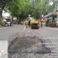 Foto : Tiga Petugas Bina Marga Balai Besar Pelaksanaan Jalan Nasional (BBPJN) Jawa Timur–Bali. Melalui Satuan Kerja Pelaksanaan Jalan Nasional Wilayah III Jawa Timur, perbaikan jalan raya Kalianget - Sumenep Desa Pabian Kecamatan Kota Sumenep. 