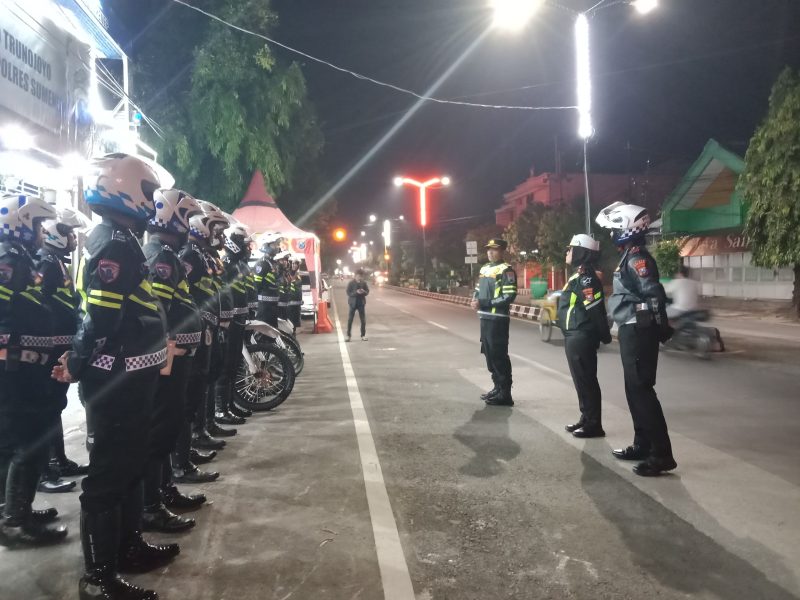 Foto : Wakapolres Sumenep yang baru menjabat, Kompol Masyur Ade, S.I.K., M.H., memimpin apel perdana didampingi Kasat Lantas AKP Ninit Titis Dwiyani, S.E., serta Kanit Turjawali Satlantas, Ipda Dita Pradiptya, S.H.