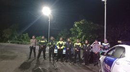 Foto : Kepala Satuan Lalu Lintas (Kasat Lantas) Polres Sumenep, AKP Ninit Titis Dewiyani, S.E., (kerudung hitam) bersama anggota Satlantas Polres Sumenep