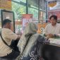 Foto : BRIPDA KRISNADI (Kemeja putih) saat melayani pembuatan SKCK kepada masyarakat. 