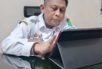 Foto : Kepala Dinas Lingkungan Hidup (DLH) Sumenep, Arif Susanto di ruangan kantornya, Rabu (22/1/2025).