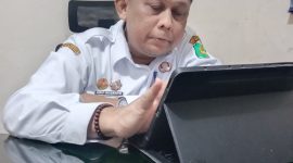 Foto : Kepala Dinas Lingkungan Hidup (DLH) Sumenep, Arif Susanto di ruangan kantornya, Rabu (22/1/2025). 