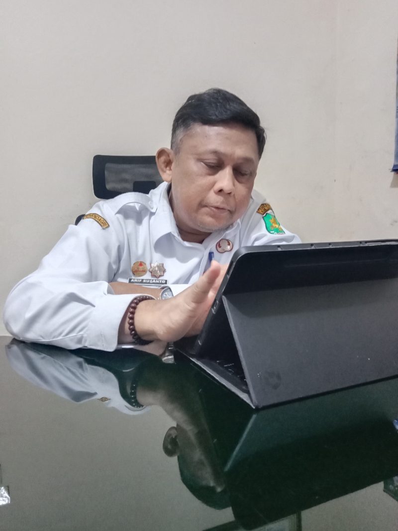 Foto : Kepala Dinas Lingkungan Hidup (DLH) Sumenep, Arif Susanto di ruangan kantornya, Rabu (22/1/2025). 