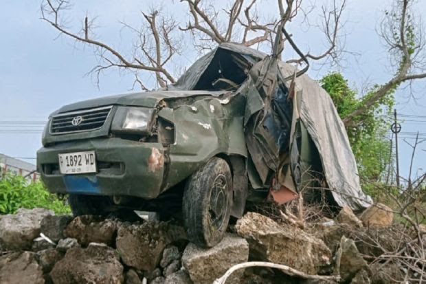 Foto : Mobil Toyota Kijang LGX yang dikendarai anggota TNI berinisial H (35) yang diduga oleng dan menabrak pembatas jalan.