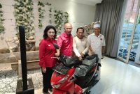 Foto : Ketua Banggar DPR RI Said Abdullah didampingi istrinya, Khalidah Ayu Winarti (Merah) dan anggota DPRD Jawa Timur Fraksi PDI Perjuangan, Abrari (Kopyah putih).