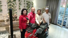 Foto : Ketua Banggar DPR RI Said Abdullah didampingi istrinya, Khalidah Ayu Winarti (Merah) dan anggota DPRD Jawa Timur Fraksi PDI Perjuangan, Abrari (Kopyah putih). 