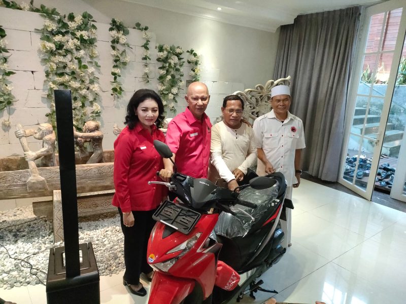 Foto : Ketua Banggar DPR RI Said Abdullah didampingi istrinya, Khalidah Ayu Winarti (Merah) dan anggota DPRD Jawa Timur Fraksi PDI Perjuangan, Abrari (Kopyah putih).