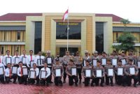 Foto : Kapolres Sumenep, AKBP Henri Noveri Santoso, S.H., S.I.K., M.M., bersama 28 personel berprestasi