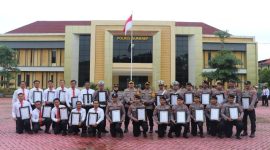 Foto : Kapolres Sumenep, AKBP Henri Noveri Santoso, S.H., S.I.K., M.M., bersama 28 personel berprestasi