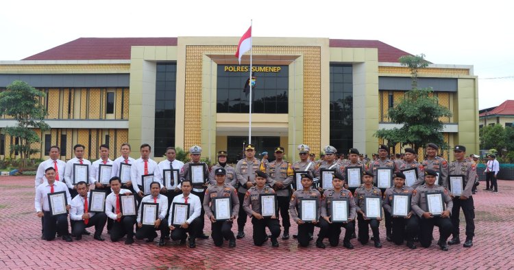 Foto : Kapolres Sumenep, AKBP Henri Noveri Santoso, S.H., S.I.K., M.M., bersama 28 personel berprestasi
