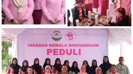 Foto : Ketua Yayasan Kemala Bhayangkari (YKB) Jawa Timur, Ny. Ade Imam Sugianto (Kalung bunga) , mengunjungi TK Kemala Bhayangkari 81 Sumenep. 