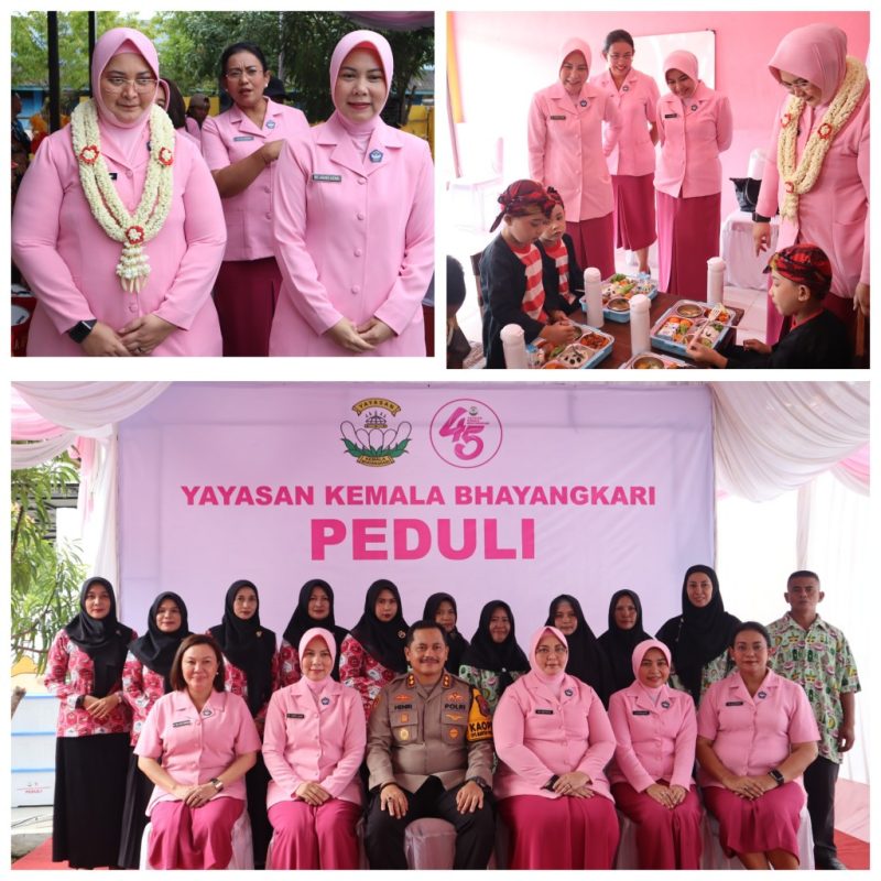 Foto : Ketua Yayasan Kemala Bhayangkari (YKB) Jawa Timur, Ny. Ade Imam Sugianto (Kalung bunga) , mengunjungi TK Kemala Bhayangkari 81 Sumenep. 