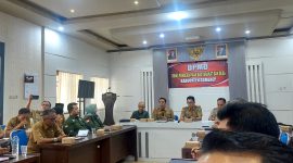 Foto : Kepala Dinas Pemberdayaan Masyarakat dan Desa (DPMD) Kabupaten Sumenep Anwar Syahroni Yusuf (pegang Mic) 