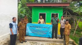 Foto : Camat Kecamatan Batang-Batang, Mujib, S.Sos., M.Si., melakukan kegiatan monitoring dan evaluasi (Monev) terhadap pembangunan fisik. 