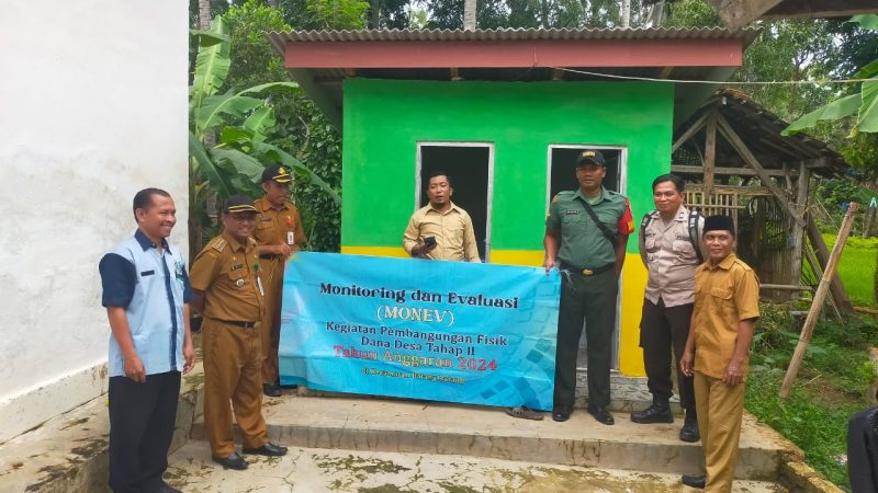 Foto : Camat Kecamatan Batang-Batang, Mujib, S.Sos., M.Si., melakukan kegiatan monitoring dan evaluasi (Monev) terhadap pembangunan fisik. 
