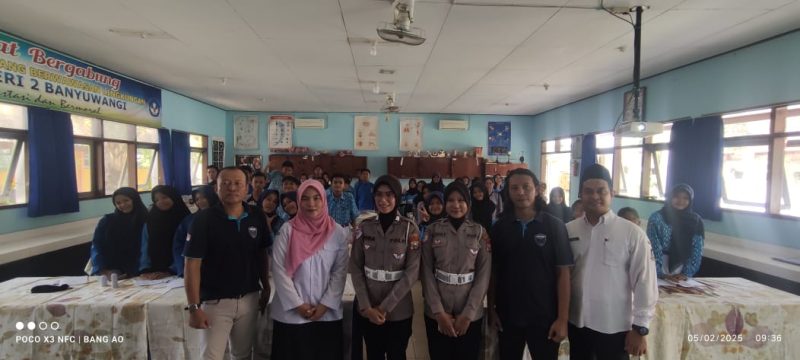 Foto : Komunitas Jurnalis Jawa Timur (KJJT) Banyuwangi bersama Kepolisian Resor Kota (Polresta) Banyuwangi menggelar kegiatan edukasi jurnalistik dan sosialisasi keselamatan berlalu lintas bagi pelajar. 