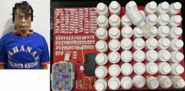 Foto : AHK alias Amek (30), warga Kecamatan Badas, Kabupaten Kediri. Dan Barang bukti  berupa 49 ribu butir pil dobel L serta narkotika jenis sabu-sabu.