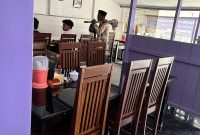 Foto : Seorang pengemis yang membawa cangkul meresahkan warga.