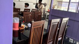 Foto : Seorang pengemis yang membawa cangkul meresahkan warga. 