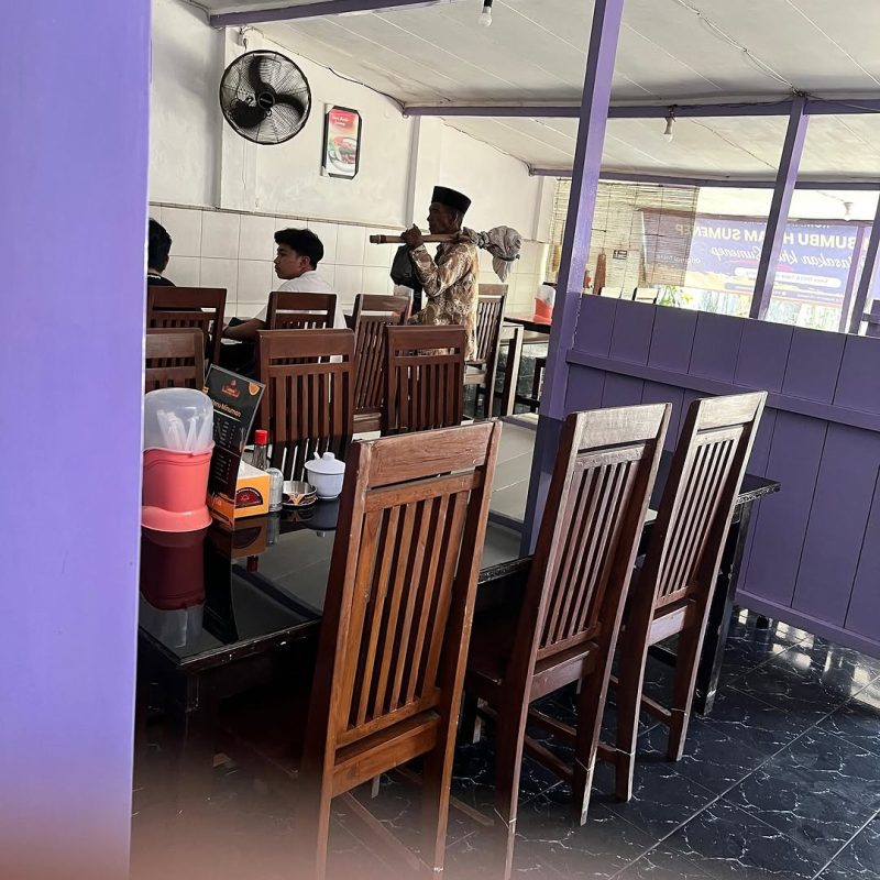 Foto : Seorang pengemis yang membawa cangkul meresahkan warga. 