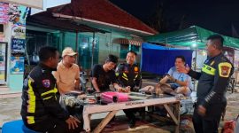 Foto : Tiga anggota Tim Elang Satlantas Polres Sumenep bersama warga sambil ngopi. 