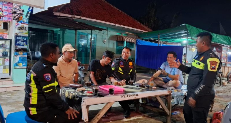 Foto : Tiga anggota Tim Elang Satlantas Polres Sumenep bersama warga sambil ngopi. 