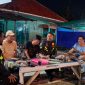 Foto : Tiga anggota Tim Elang Satlantas Polres Sumenep bersama warga sambil ngopi. 