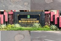 Foto : Kantor Dinas PUTR Kabupaten Sumenep (Tengah) dan jalan rusak Desa Pandian, Kecamatan Kota, Kabupaten Sumenep. 