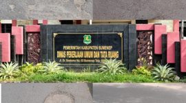 Foto : Kantor Dinas PUTR Kabupaten Sumenep (Tengah) dan jalan rusak Desa Pandian, Kecamatan Kota, Kabupaten Sumenep. 
