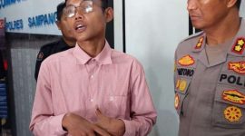 Foto : Konten kreator kontroversial asal Desa Lar Lar, Kecamatan Banyuates, Kabupaten Sampang, Madura Abdullah (kemeja pink) atau biasa dikenal Dullo saat berada di Mapolres Sampang.