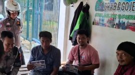 Foto : Tim Elang Satlantas Polres Sumenep memberikan edukasi kepada pengemudi ojek online di Basecamp Gojek dan Grab. 