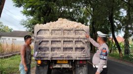 Foto: Aiptu Eddy Haryono, mengambil tindakan tegas terhadap truk bermuatan tanah sirtu yang tidak menggunakan penutup. 