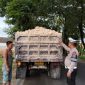 Foto: Aiptu Eddy Haryono, mengambil tindakan tegas terhadap truk bermuatan tanah sirtu yang tidak menggunakan penutup. 