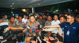 Foto: Kapolri Jenderal Pol. Listyo Sigit Prabowo memberikan keterangan saat diwawancarai oleh awak media 