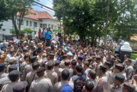 Foto : Sejumlah aktivis dan keluarga korban kasus kekerasan dalam rumah tangga (KDRT) yang menimpa Nihayatus Sa’adah menggelar aksi di depan Kantor Kejaksaan Negeri (Kejari) Sumenep pada Selasa (18/2/2025).