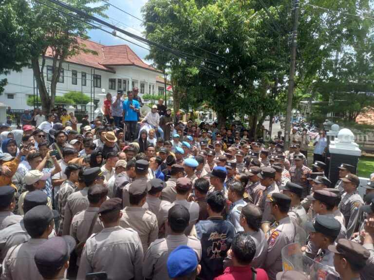 Foto : Sejumlah aktivis dan keluarga korban kasus kekerasan dalam rumah tangga (KDRT) yang menimpa Nihayatus Sa’adah menggelar aksi di depan Kantor Kejaksaan Negeri (Kejari) Sumenep pada Selasa (18/2/2025).