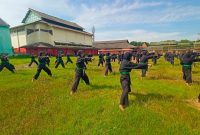 Foto : 146 siswa Persaudaraan Setia Hati Terate (PSHT) Cabang Sumenep mengikuti Uji Kenaikan Tingkat (UKT) dari sabuk hijau ke putih untuk angkatan 2025, di Lapangan GOR A. Yani Panglegur. 