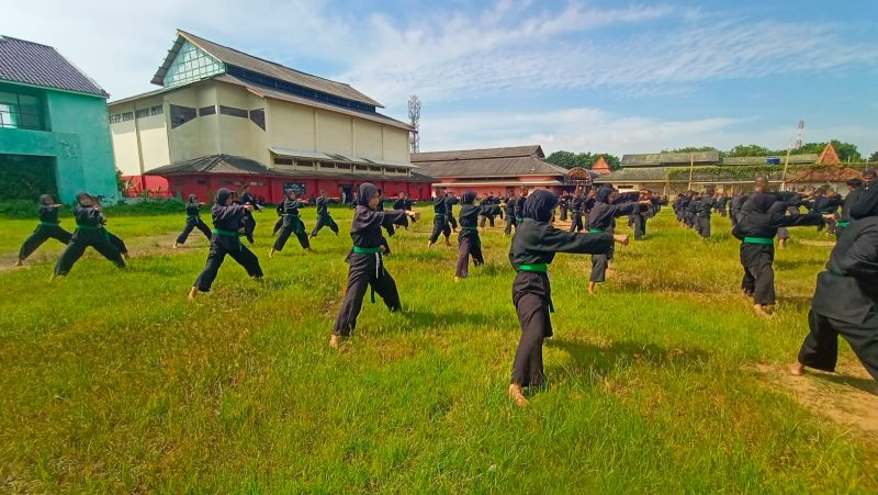 Foto : 146 siswa Persaudaraan Setia Hati Terate (PSHT) Cabang Sumenep mengikuti Uji Kenaikan Tingkat (UKT) dari sabuk hijau ke putih untuk angkatan 2025, di Lapangan GOR A. Yani Panglegur. 