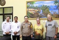 Foto : Kapolres Sumenep, AKBP Henri Noveri Santoso, S.H., S.I.K., M.M., bersama pasangan suami istri, Delves Catherine Winifred dan Watt Petter Jhon warga negara asing (WNA) asal Australia yang mengalami musibah di perairan Sumenep, Senin (3/2/2025).